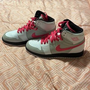 lightly used Air Jordan 1 RETRO GS 'VIVID PINK'